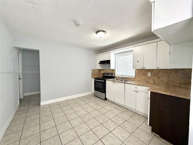 Foto del edificio - 15800 NW 39th Pl