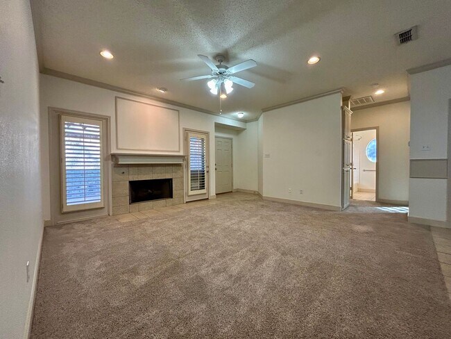 Foto del edificio - Charming & Spacious Garden Home Located In...