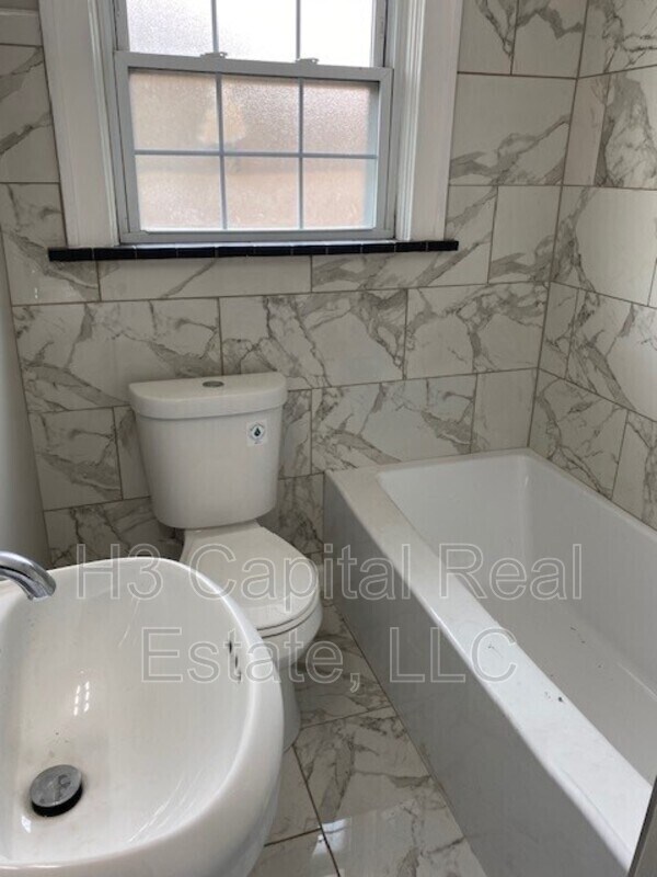 Building Photo - 2556 Edison Ave