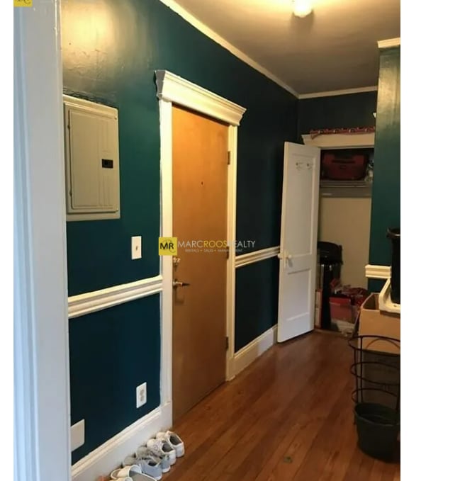 Building Photo - 368 Riverway