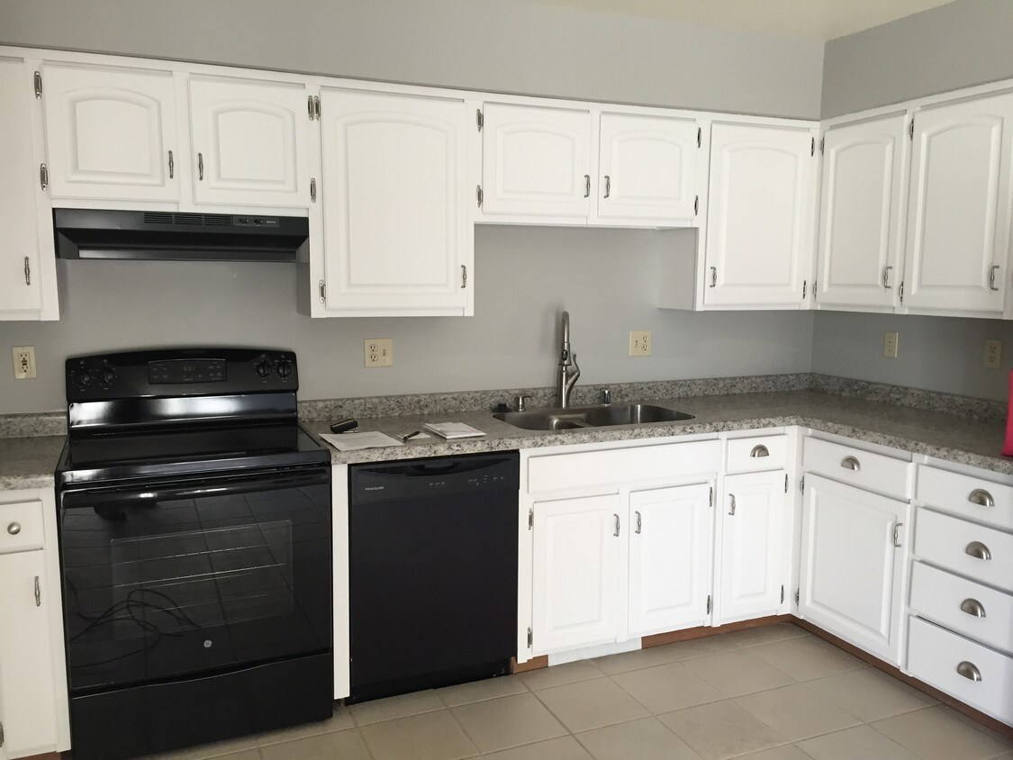 Large Kitchen - 4413 Menasha Ave