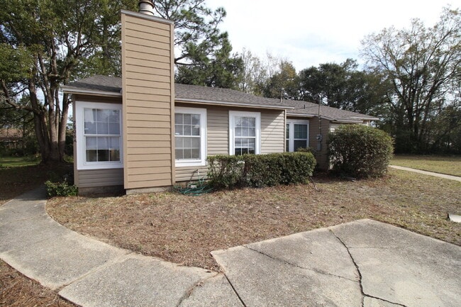 Building Photo - Coming 9/12! Spacious 2-Bedroom, 1-Bath Du...