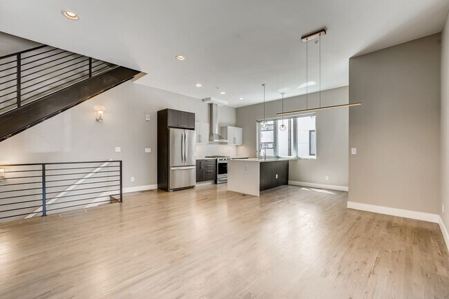 Foto del edificio - Upscale 3 Bedroom Townhome with Garage Att...