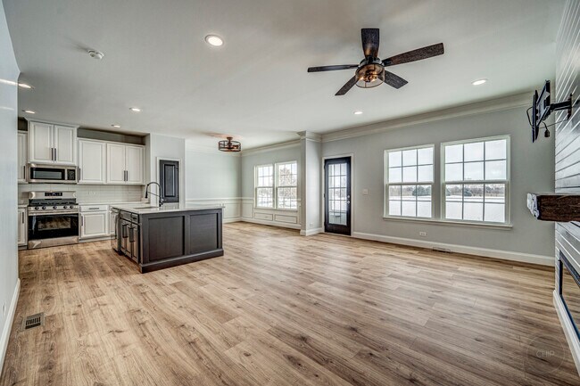 Building Photo - 12917 White Pine Way