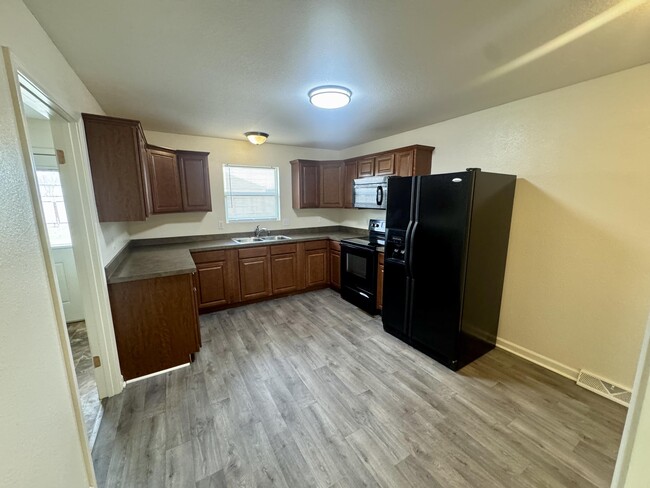 Building Photo - 1824 Kansas Ave