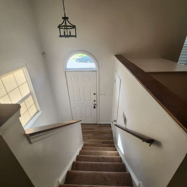 Foto del edificio - "Charming 3-Bed Townhouse with Finished Ba...