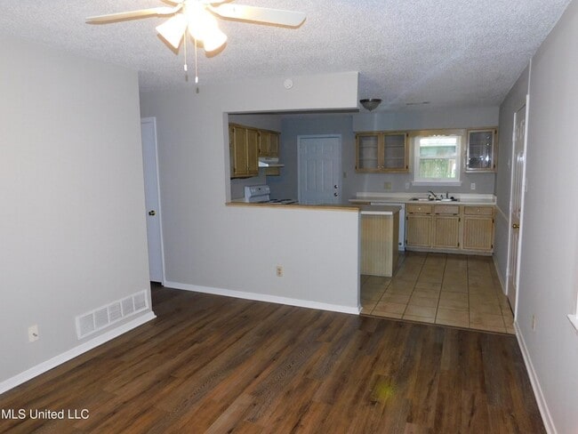 Foto del edificio - 6455 Heather Rd