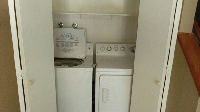 WASHER & DRYER MAIN LEVEL - 39 Farmington Ave