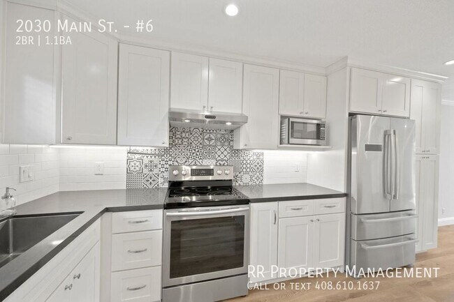 Building Photo - Luxurious End-Unit Townhome in Central San...