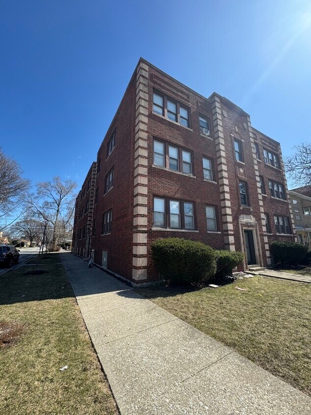 Foto principal - 243 E 108th St