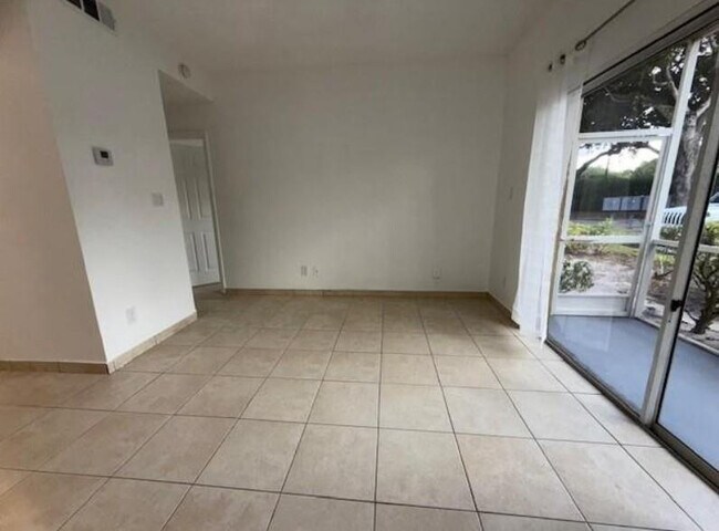 Building Photo - 660 Cypress Club Way