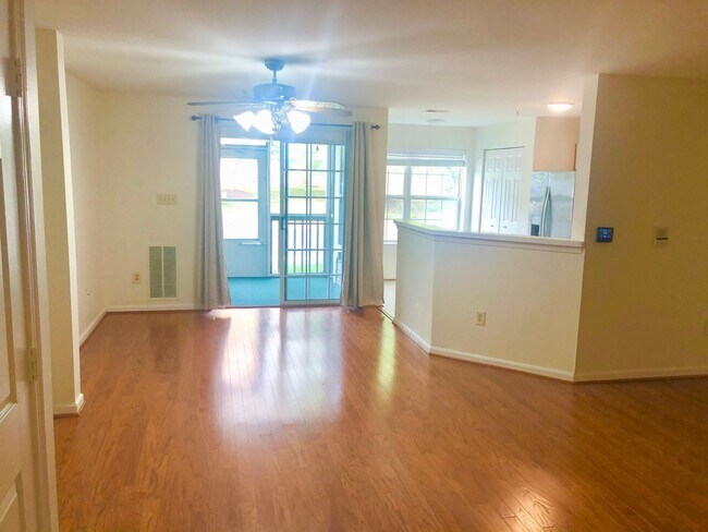 Building Photo - Updated 2 Bedroom Lower Level Condo in Glen Burnie!