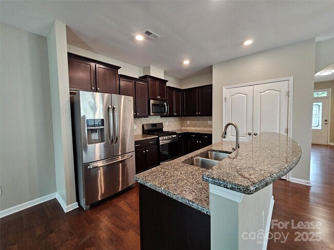 Foto del edificio - 3233 Yarmouth Ln