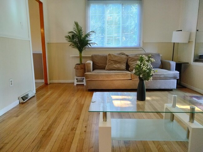 Foto del edificio - 2404 Saunders Station Rd