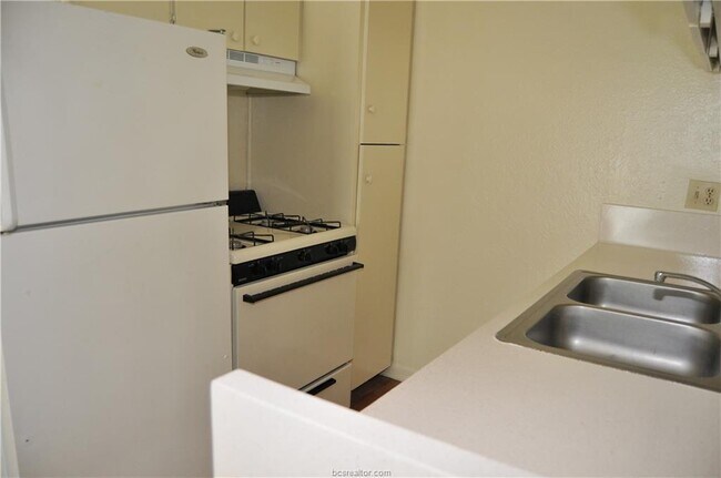 Building Photo - 1501 Hawk Tree Dr