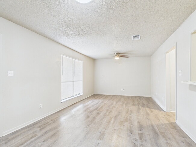 Foto del edificio - Upstairs 2/1 Unit Now Available