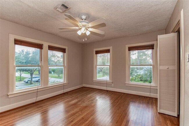 Building Photo - 802 Columbia St