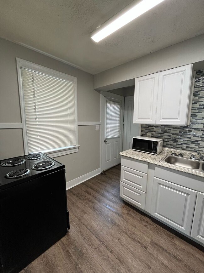 Foto del edificio - Located off of Victory Drive!! 2 Units Ava...