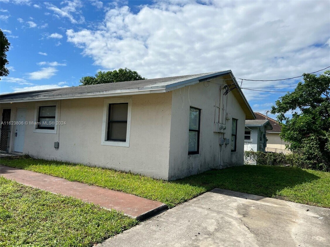 Primary Photo - 2401 NW 15th St