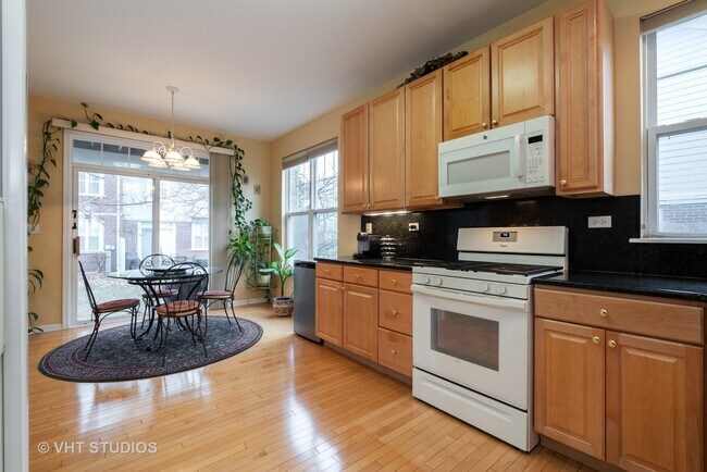 Foto del edificio - 463 Pine Lake Cir