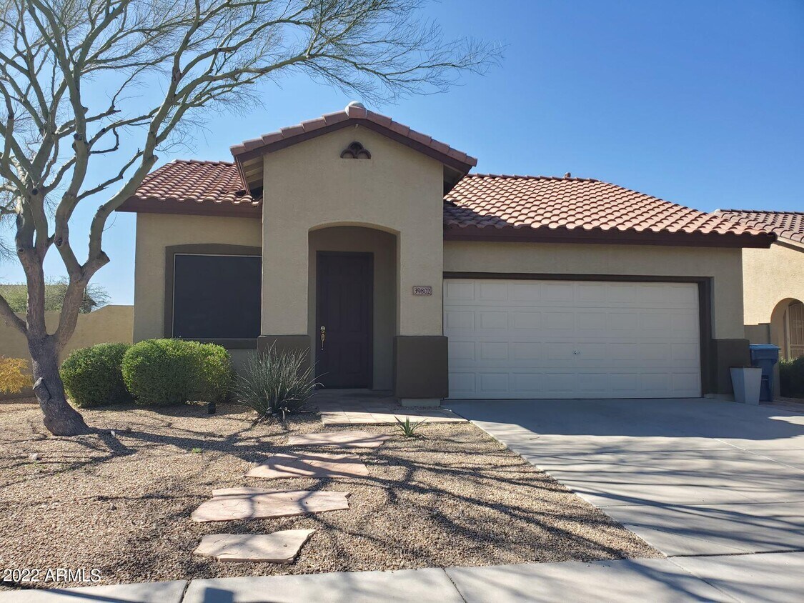 Primary Photo - 39802 N Iron Horse Way