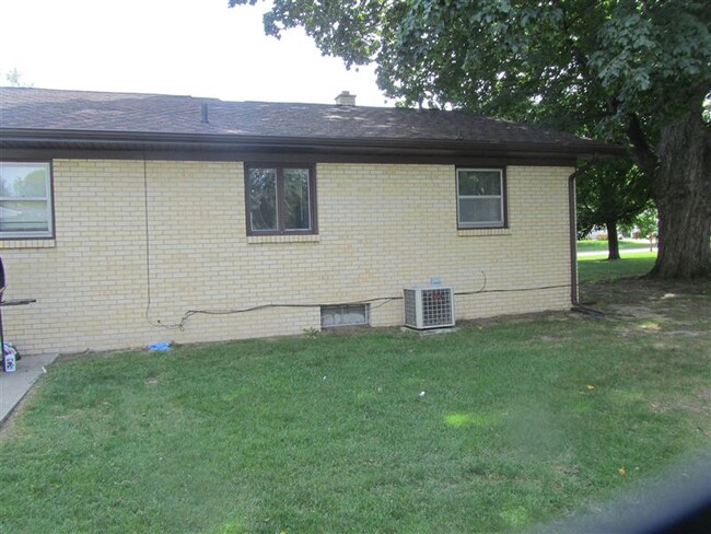 Building Photo - 3 br, 1 bath Duplex - Wilson 4261