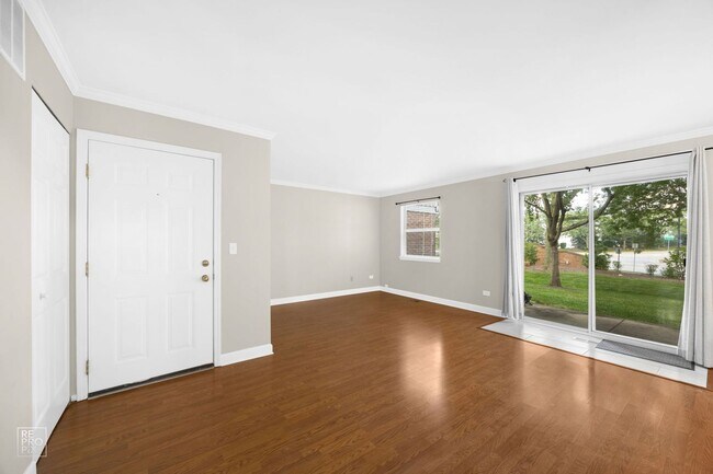 Foto del edificio - Schaumburg Two Bedroom  First Floor Condo ...