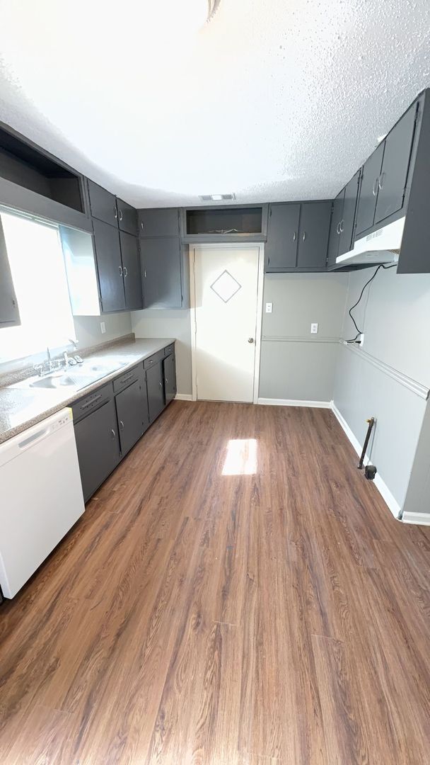 Building Photo - Spacious 4 Bedroom Home - Open to Section 8