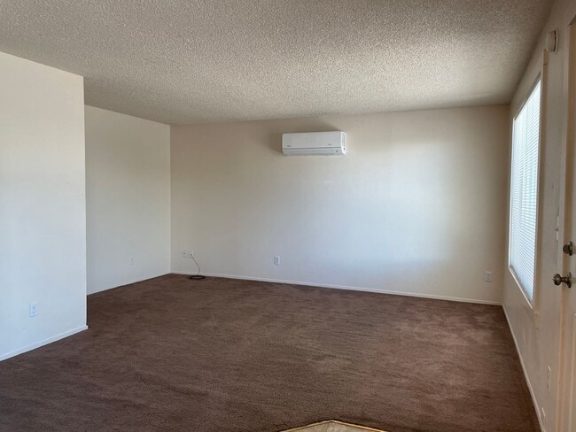 Building Photo - Cozy 2 Bedroom 1 Bath w/Fully Fenced Yard