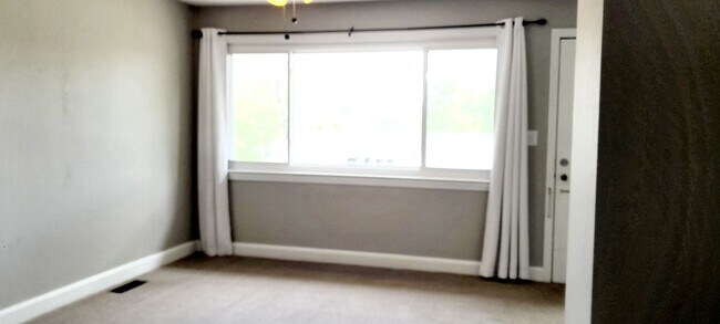 Building Photo - 3 bedroom 2 bath home in the desirable Bel...