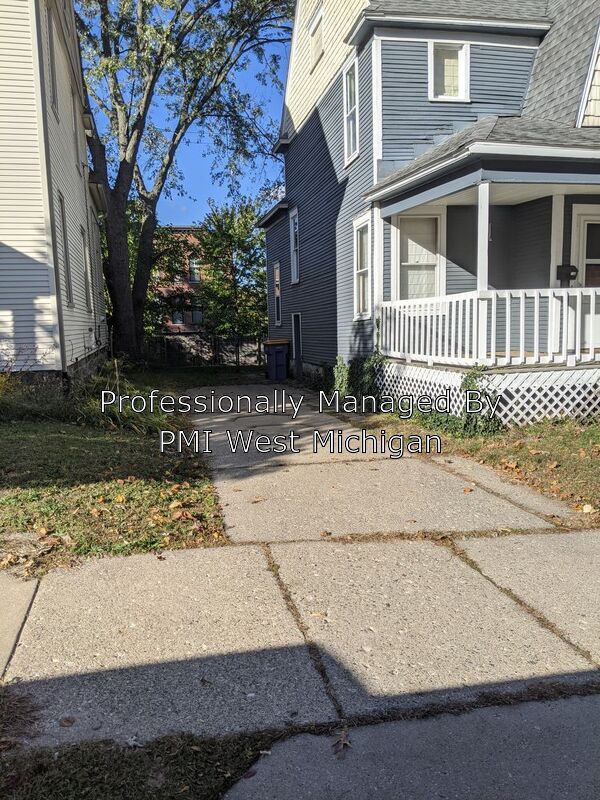 Building Photo - 623 Parkwood St NE