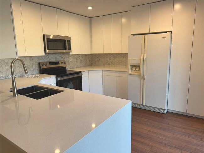 Building Photo - 4710 SW 67th Ave