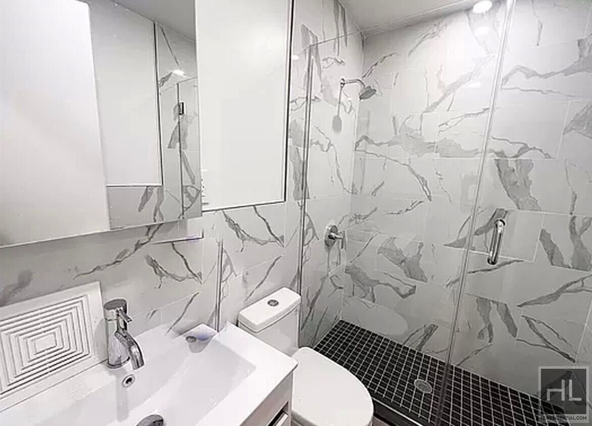 Foto del edificio - BRIGHT EAST VILLAGE DUPLEX APARTMENT NEAR ...