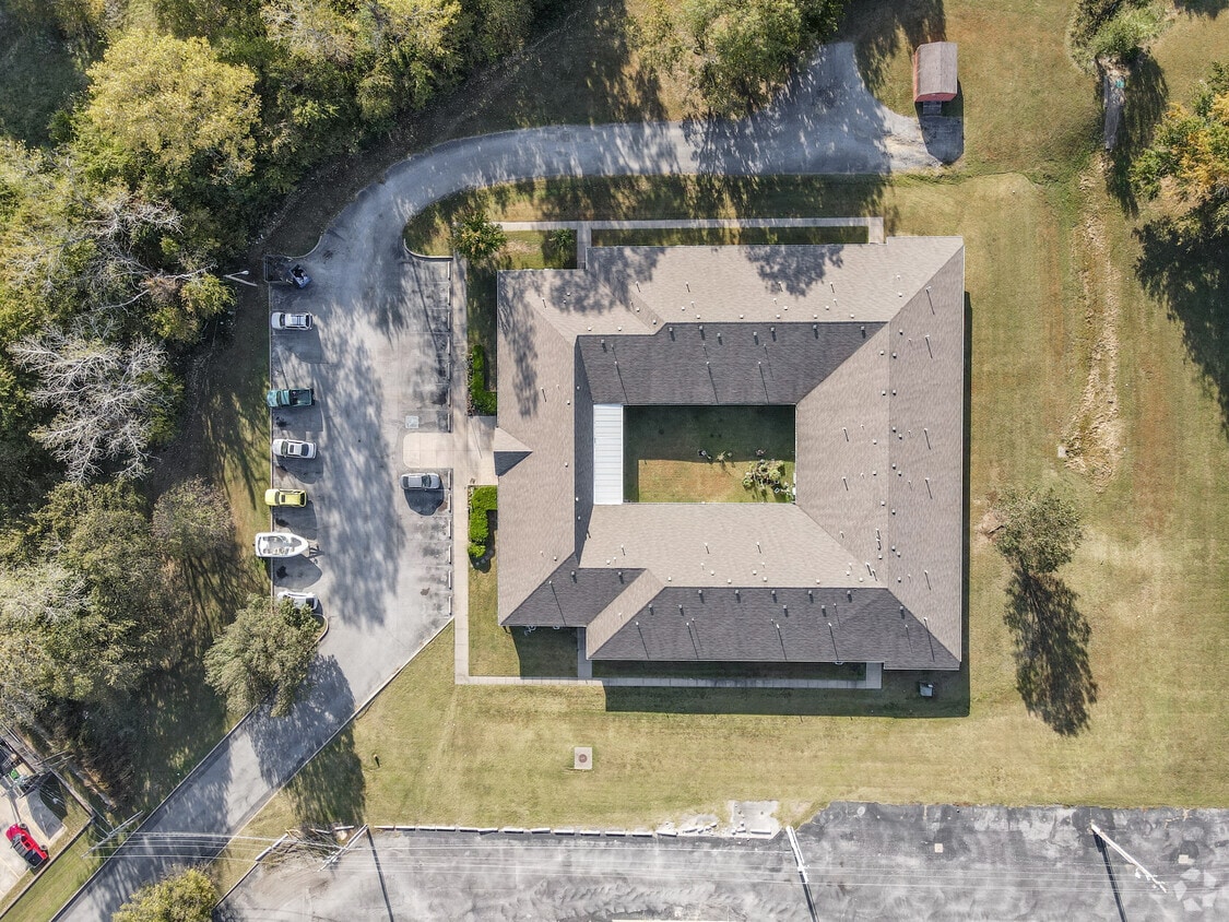 Aerial - 90 Degree Look Down - Eagle's Nest apartments