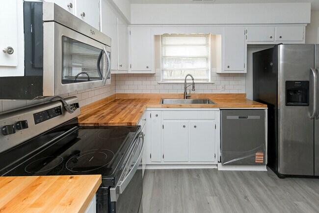 Foto del edificio - 156 Macon Rd