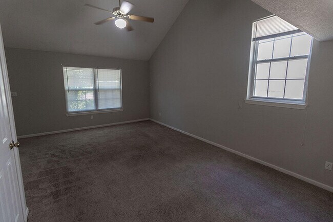 Building Photo - 5569 Pinehurst Ln