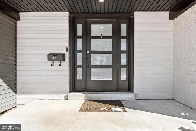 Foto del edificio - 17 McLaughlin Dr