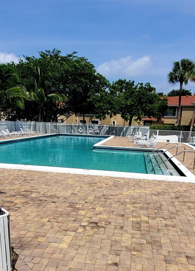Foto del edificio - 919 Twin Lakes Dr