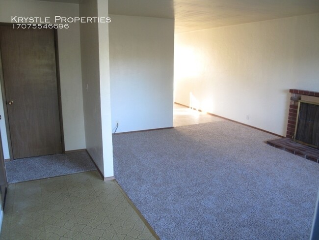 Building Photo - Lovely home located near Kaiser