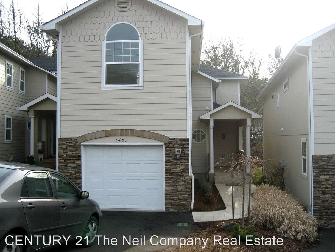 Primary Photo - 3 br, 2.5 bath House - 1443 NE Four Season...
