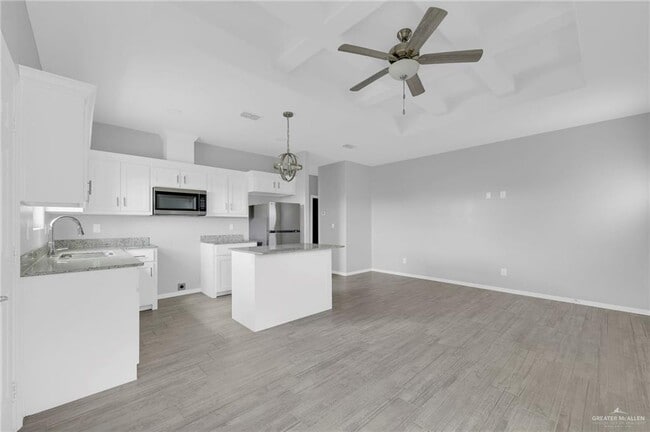 Building Photo - 13 Redbud Ln