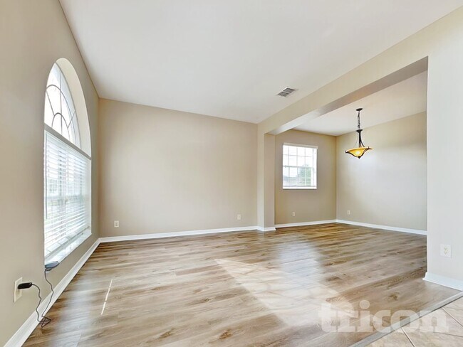 Foto del edificio - 7627 Atwood Dr