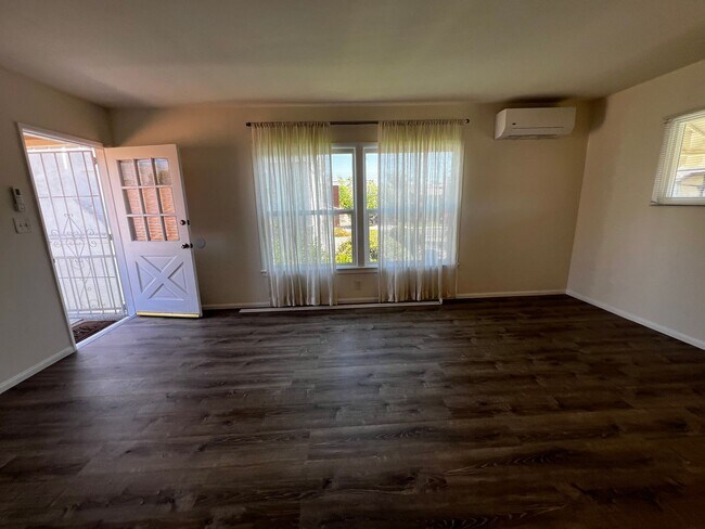 Foto del edificio - 2 Bedroom 1 Bath Apartment for Rent in Arcadia with New Ductless A/C