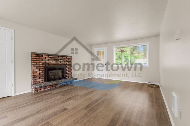 Foto del edificio - 2 Bedroom 1 Bath Home with Attached Garage...