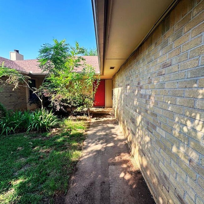 Building Photo - 6928 Woodlake Dr