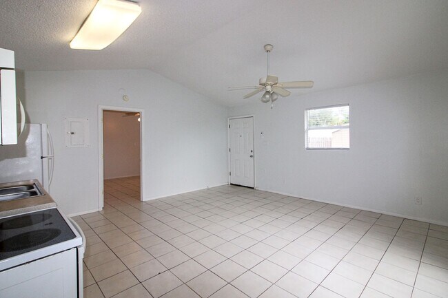 Foto del edificio - Nokomis Annual Duplex for Rent