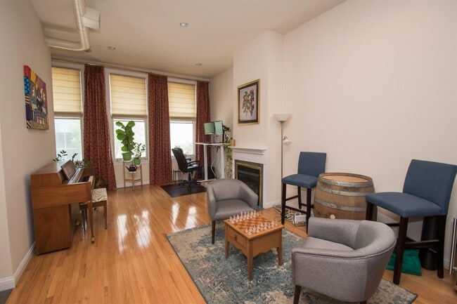 Building Photo - 323 W 5th St