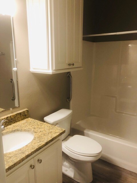 baño del pasillo - 212 Omaha St