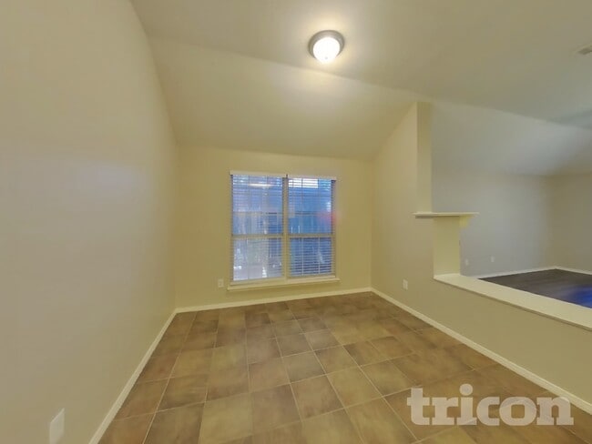 Building Photo - 834 San Jacinto Dr