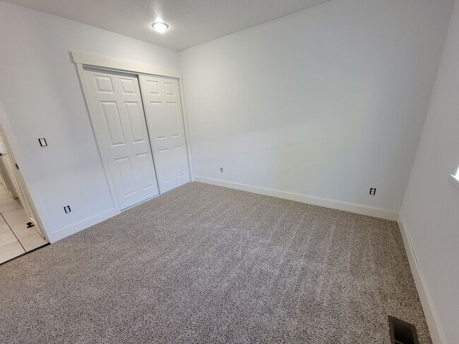 Building Photo - Spacious Kennewick Home | 3 Bedrooms, 2 Ba...